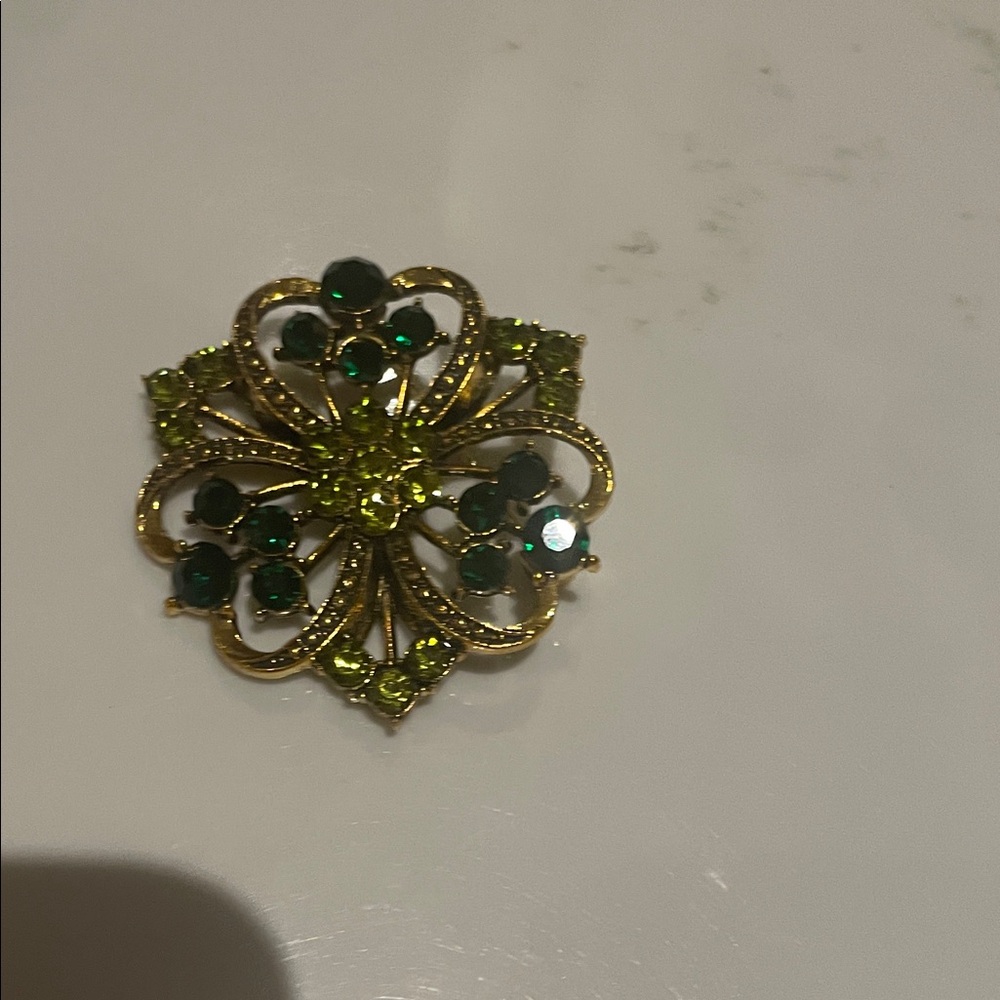 Vintage-Inspired Gold Brooch with Green Rhinestones